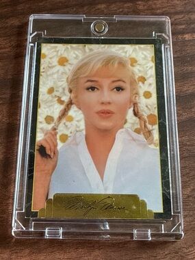 Marilyn Monroe (lot of two cards)